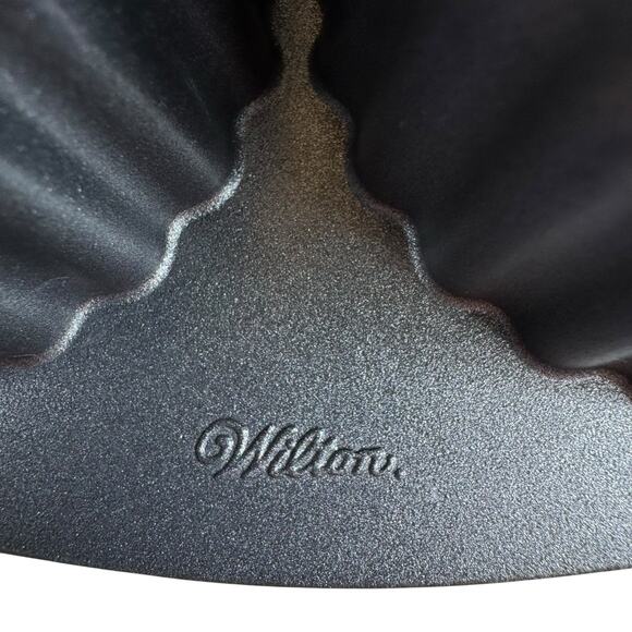 Wilton Dimensions Heavy Cast Aluminum Mini Heart Baking Pan Non-Stick - Picture 5 of 5